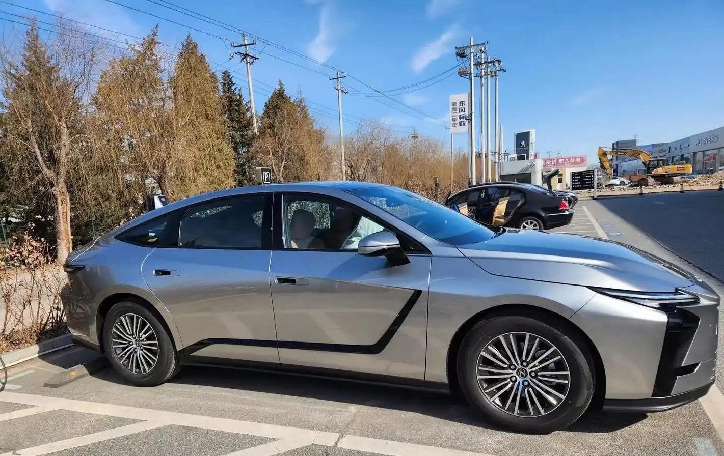 雷克萨斯新ES还别说，有点好看，线条硬朗了内饰也清爽干净带科技感了就是不知道动力