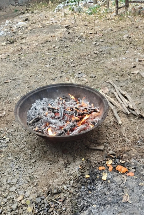 我大姑姐，初二来走完亲戚就没有回婆家。因为她公公大过年的一直在家念叨：“我儿子绝