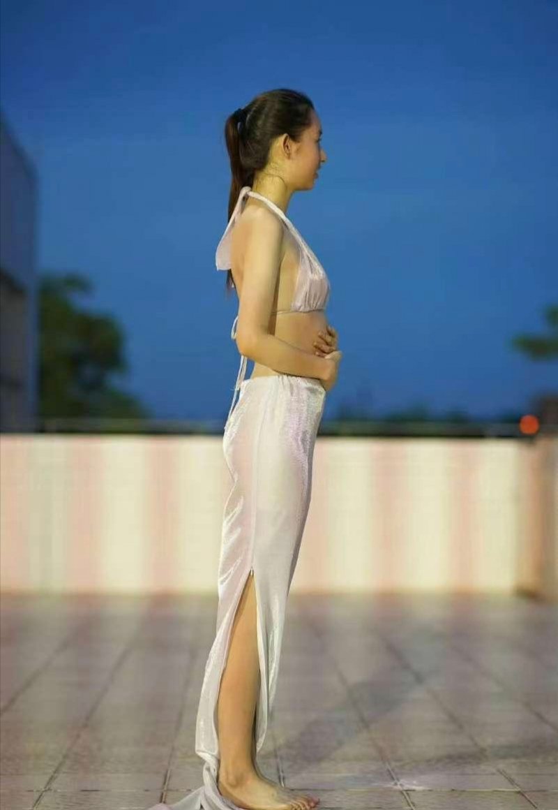 王玉雯素颜露背裙