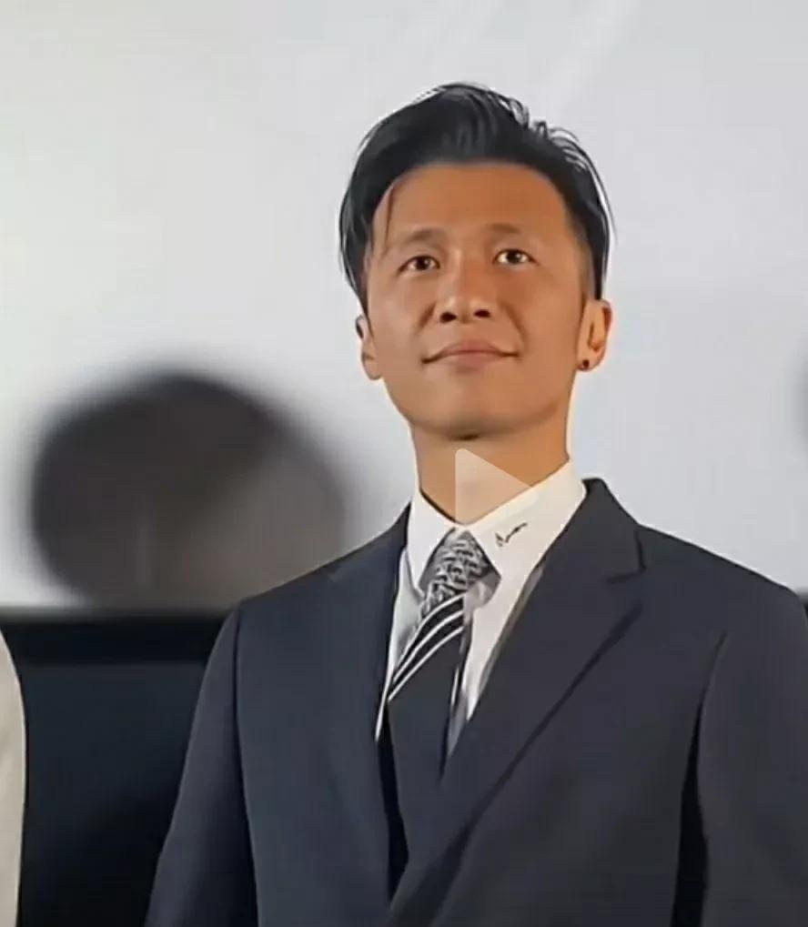 西装真是最好的美颜，看看宋小宝穿上西装，也显得相貌堂堂，非常有风度吧。有人夸朱