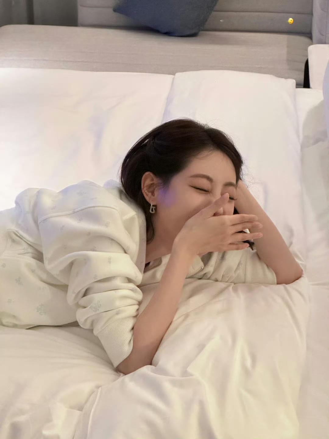 祝绪丹日常营业状态一直很好，镜头表现力自然松弛，每一组照片都很有质感。