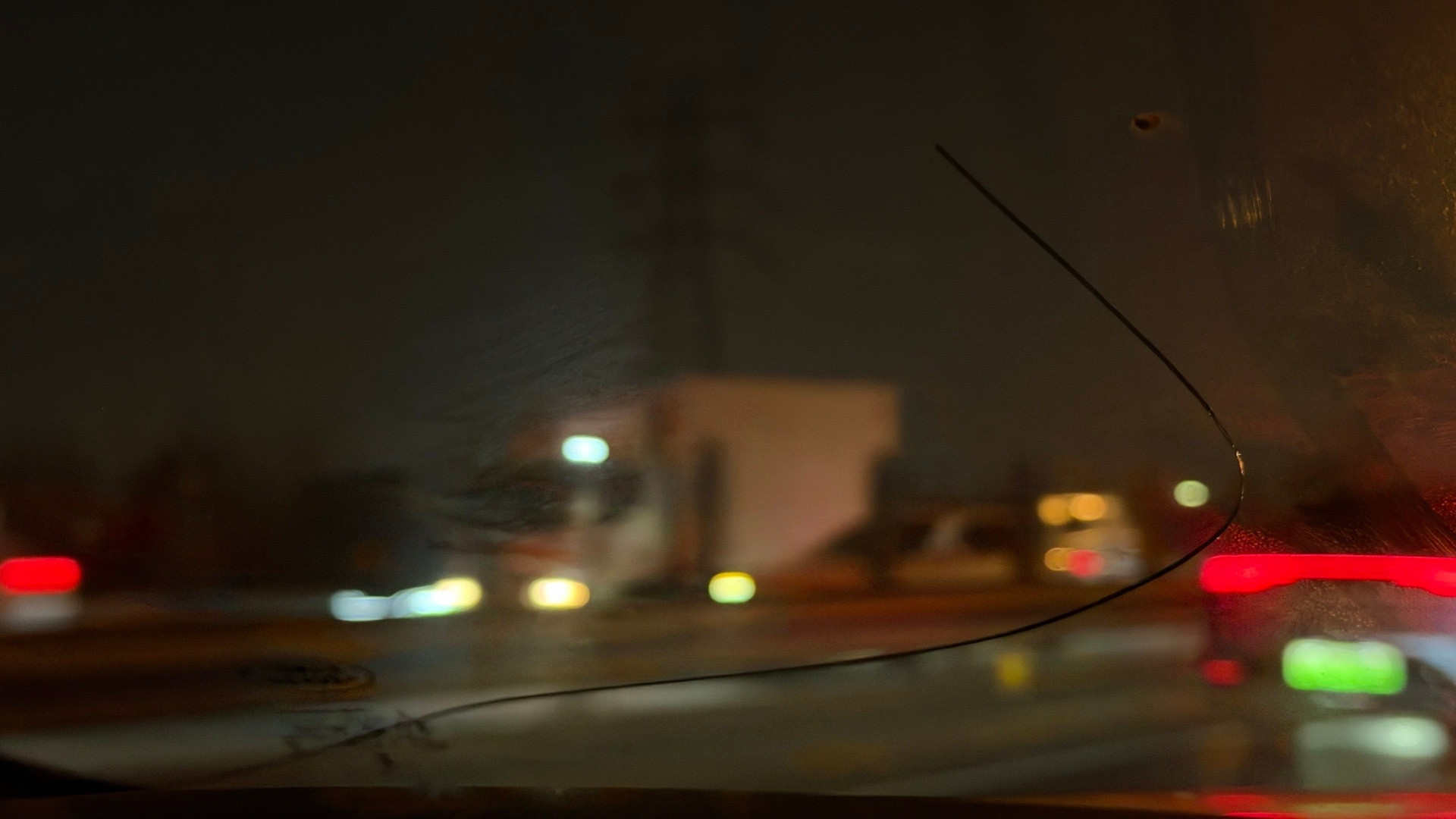 路上崩了个大石子儿……给我前挡风崩裂了