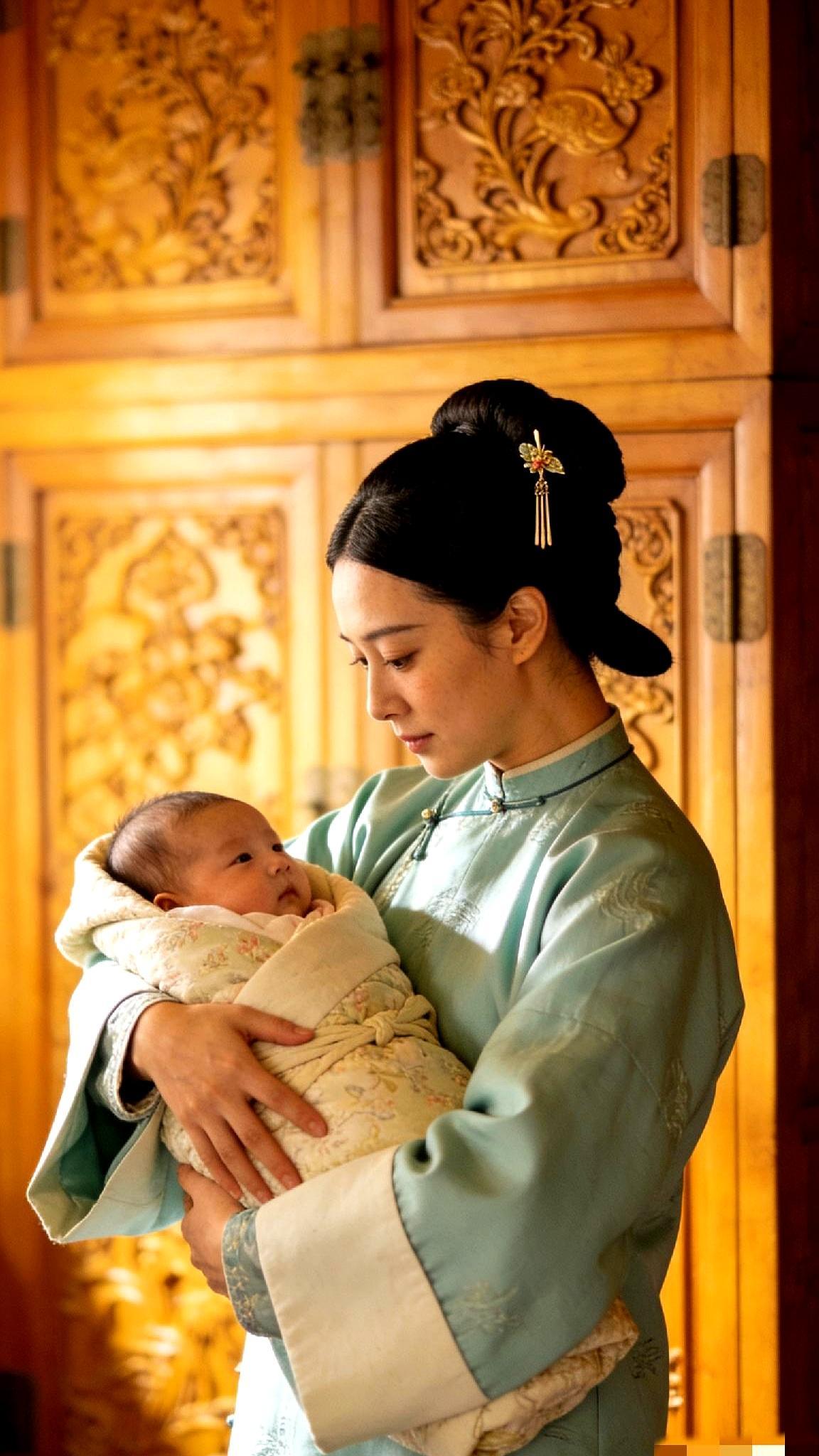 端妃那身子骨，风一吹就倒，可脑子比谁都清醒。她头一个告诉甄嬛：皇后不是省油