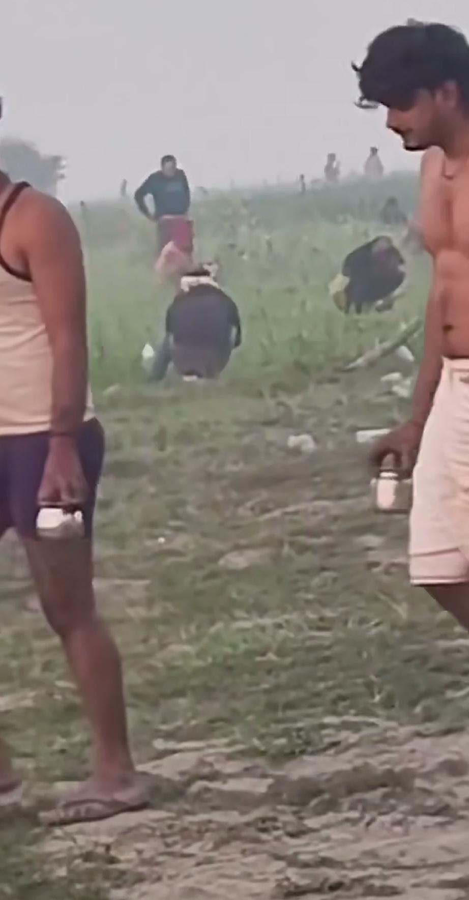其实，印度是挺讲卫生的！每天清晨醒来，印度人都会拿着装满水的瓶瓶罐罐迈步走向