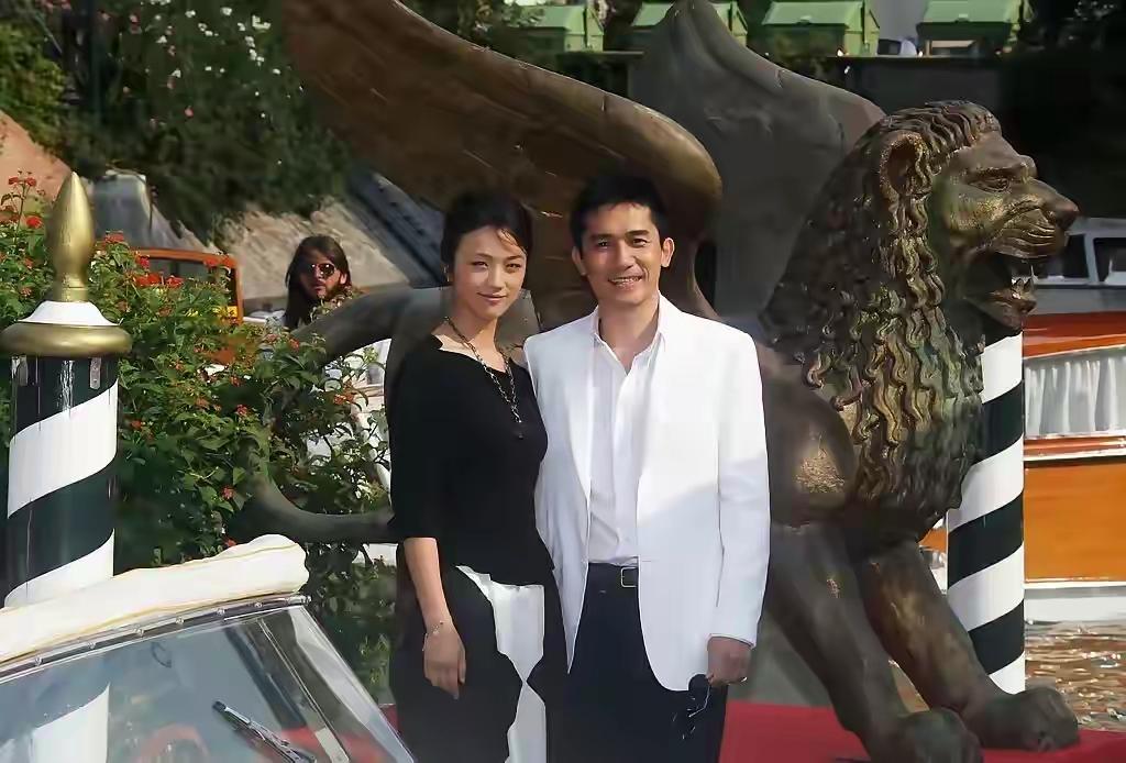 这是当初拍《色戒》时，梁朝伟和汤唯拍的合影照片，当时导演为了让梁朝伟和汤唯在行