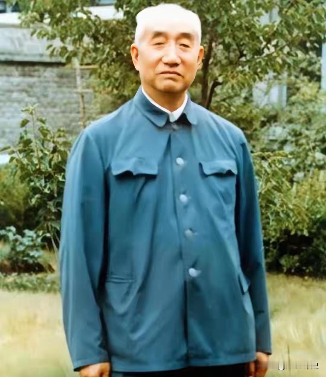 1961年，陈赓大将溘然长逝。徐向前元帅听闻噩耗，红着眼眶攥紧了拳头，对着聂荣臻