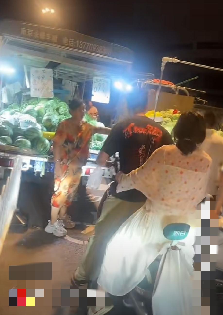 6月26日。江苏南京。两辆售卖西瓜的流动小货车，将整条非机动车道完全堵死。路过市