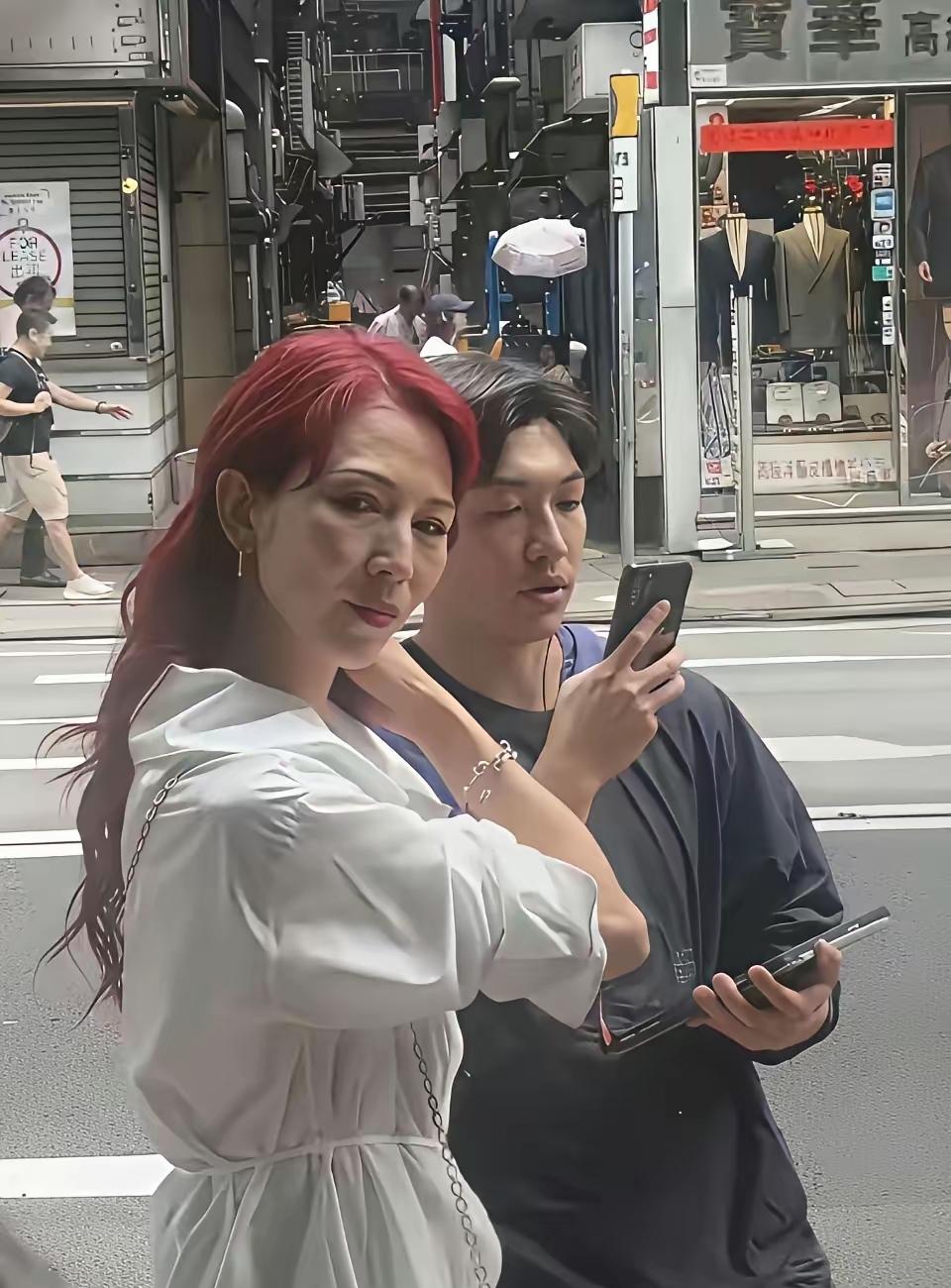 人一旦太瘦，年龄大了就不能看脸了香港街头的明星，没有滤镜更具真实性52岁的年