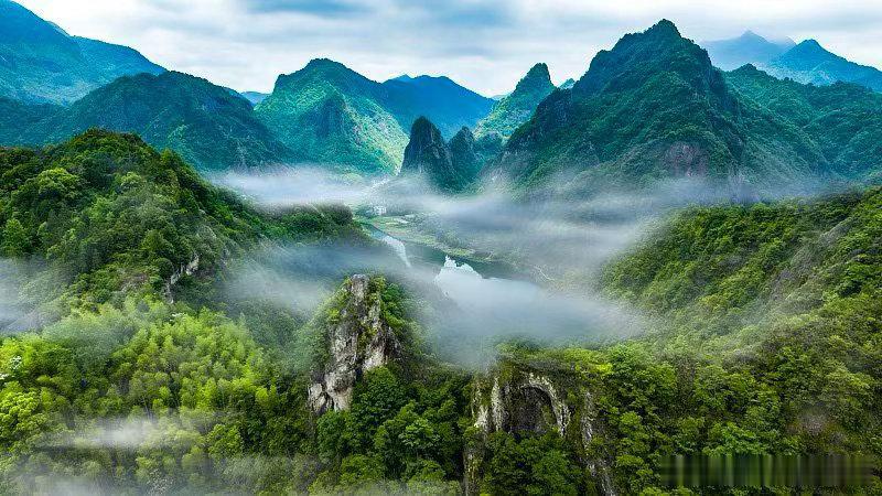 雁荡山是国家5A级景区与世界地质公园，以奇峰、怪石、飞瀑、幽洞为特色，有“东南第