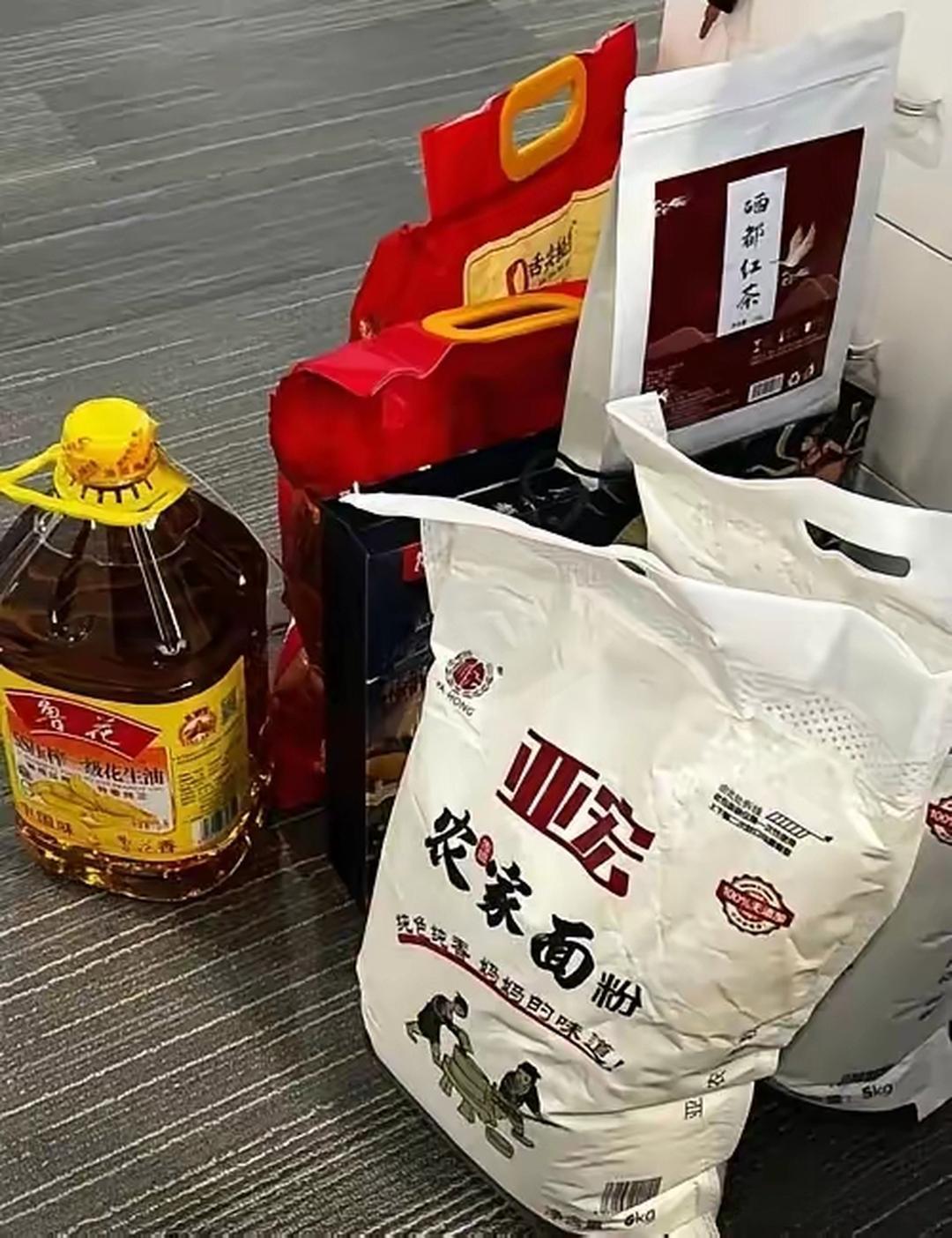 我老婆今年48岁，连续几个月没来月经，她以为绝经了，就没在意，今天她说头有点晕，