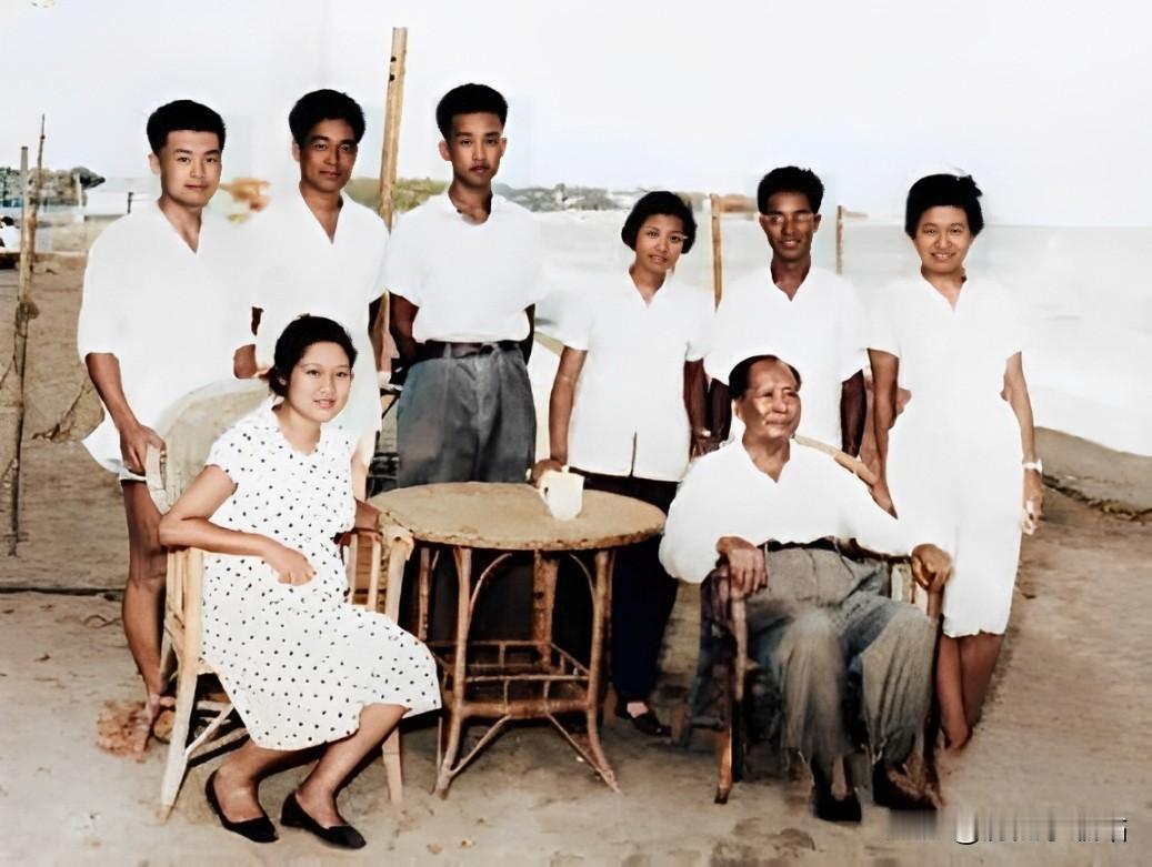 这张合影拍摄于1962年8月中旬，北戴河中央疗养院（今北戴河康复疗养中心），毛主