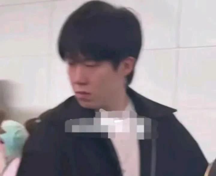 头哥走两步就回头看一眼，后面到底有谁呀？今日回国机场，头哥拖着小白箱晃晃悠悠的走