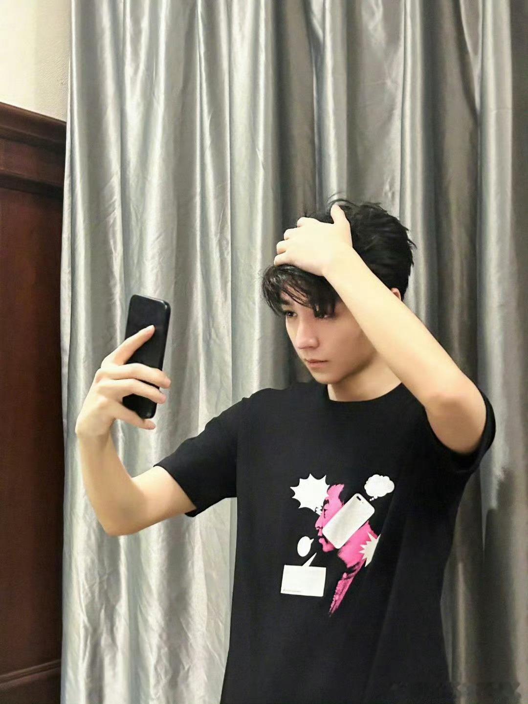 无聊出来发两张自拍