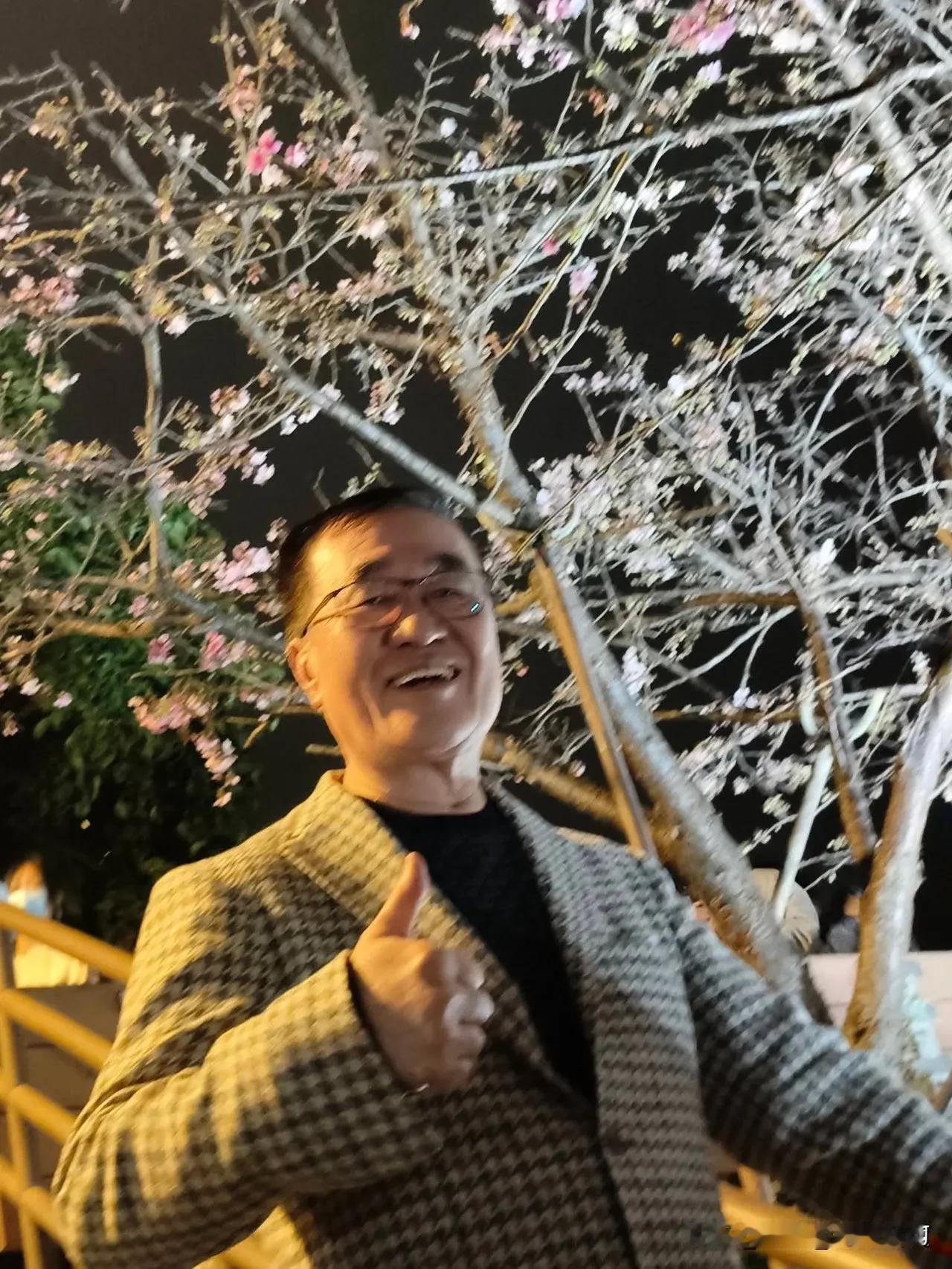 看来李四川的人气不是一般的高啊！他昨天在街里脸书发了一篇“朋友圈”：我住在新