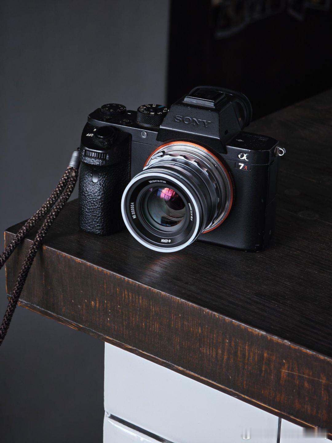 以前我很喜欢把徕卡的镜头转接到数码机上用，因为最初微单并没有很小体积，光学又优秀