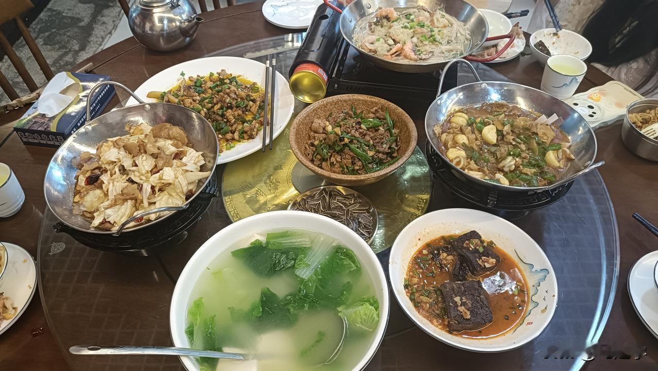 我认为不是，因为老话说钱不是万能的，但现实生活中钱又是万能的，原因在哪里？因为这