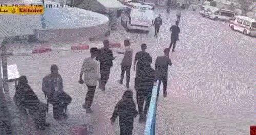 哈马斯刚释放美国人质，9枚钻地弹打中加沙医院，路人躲闪不及被炸飞在哈马斯释放了