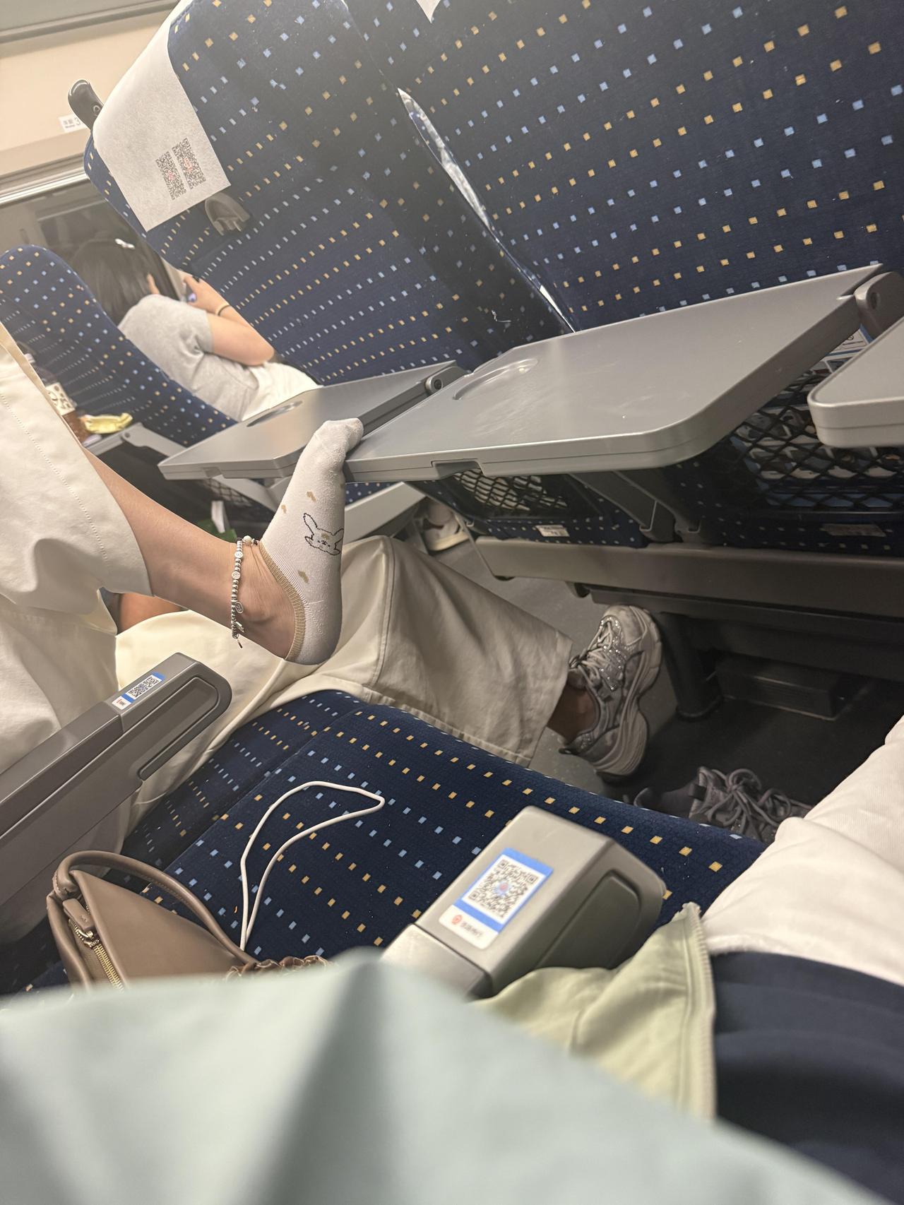 坐高铁邻座的小姐姐这坐姿真霸气，直接脱鞋了！高铁脱鞋女高铁女乘客
