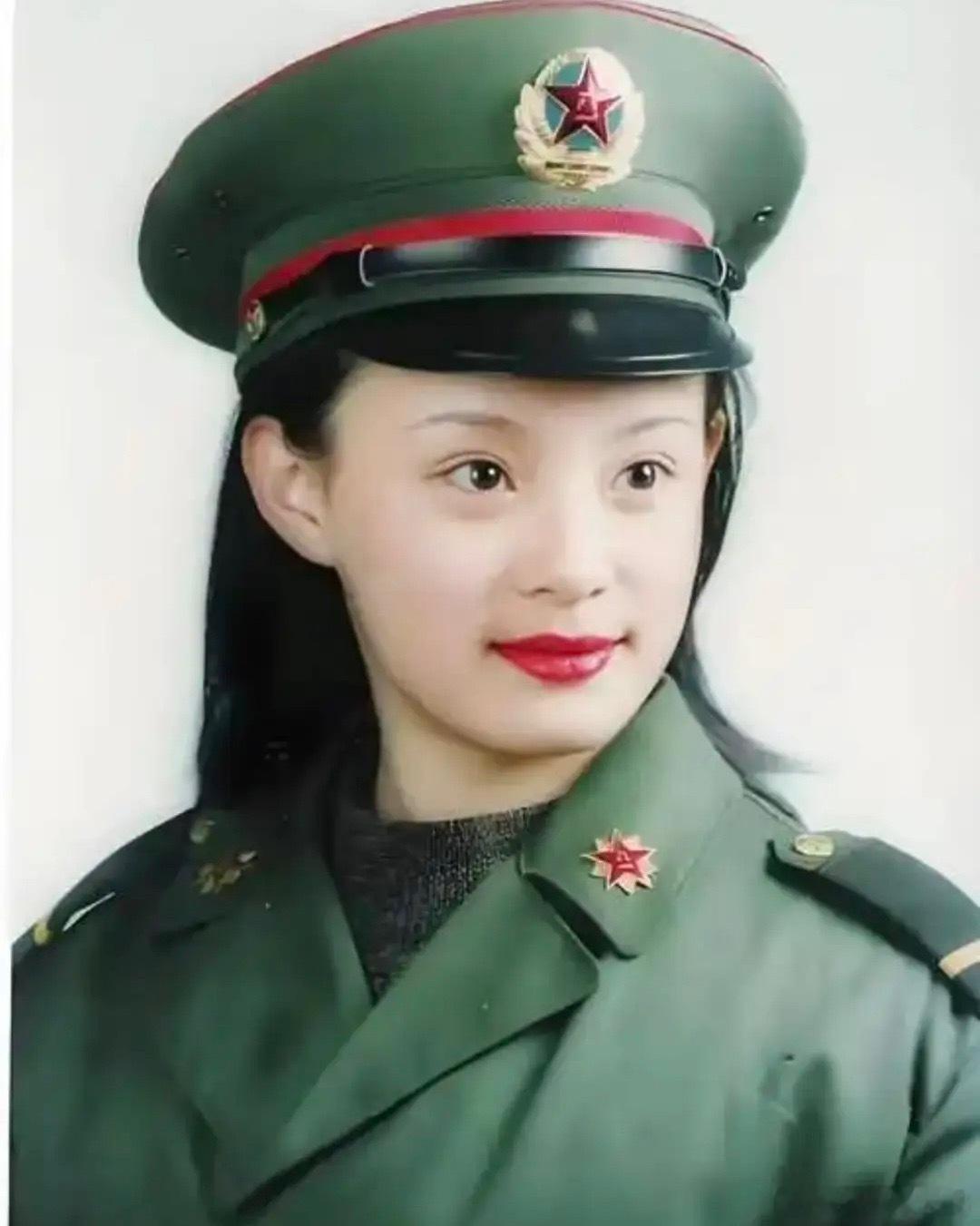 邓超老婆在八一建军节晒照，孙俪分享了战友发的合影，她曾作为一名文艺兵在部队服役3