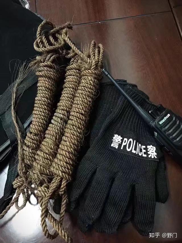 现在行刑是三个法警一起，一主二辅，基本都是一枪毙命，而且法警都不会在当地执行，因