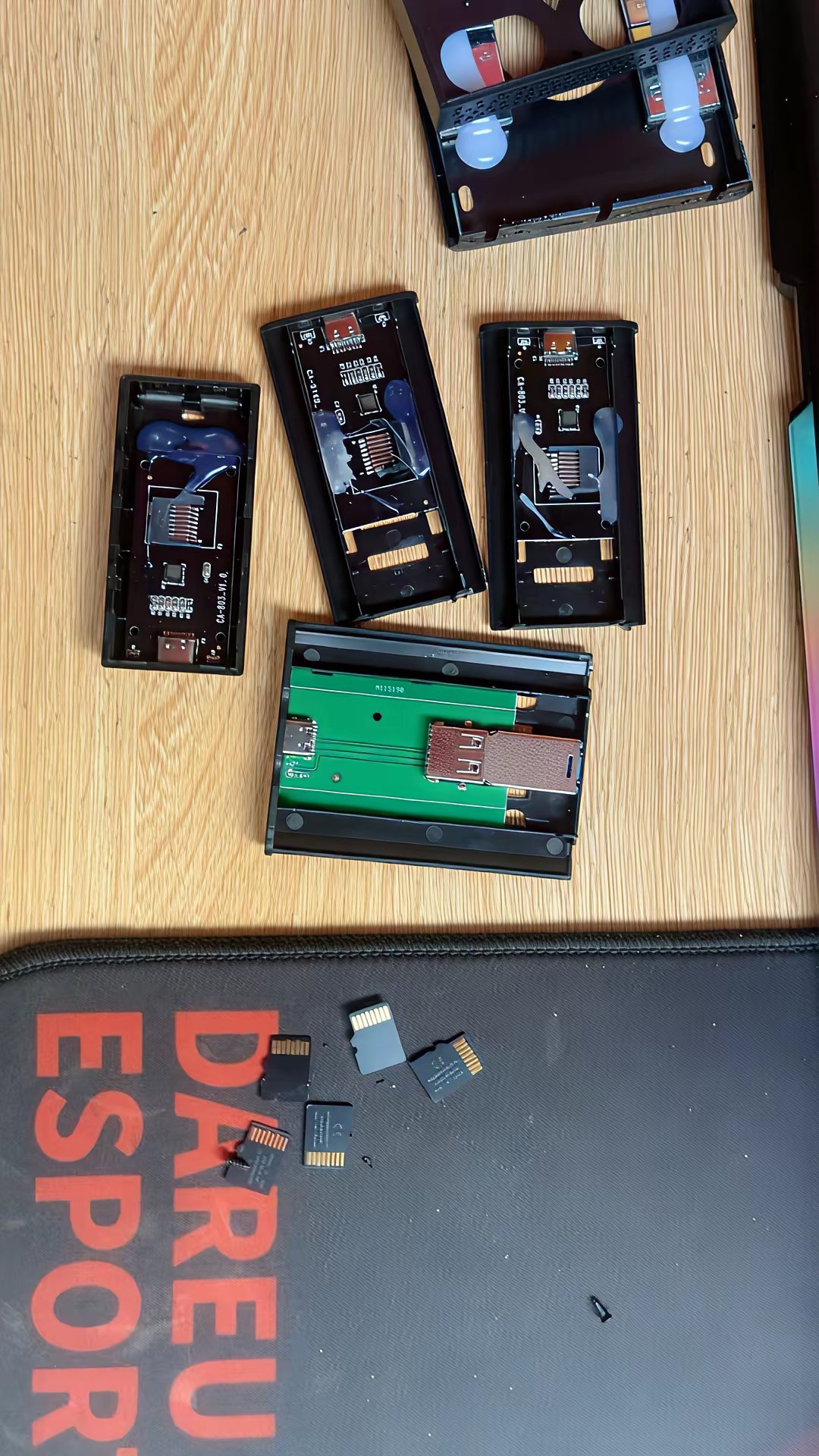 这就是贪便宜的下场，这也能叫固态硬盘？朋友贪便宜买的固态硬盘，拆开一看，里面全是