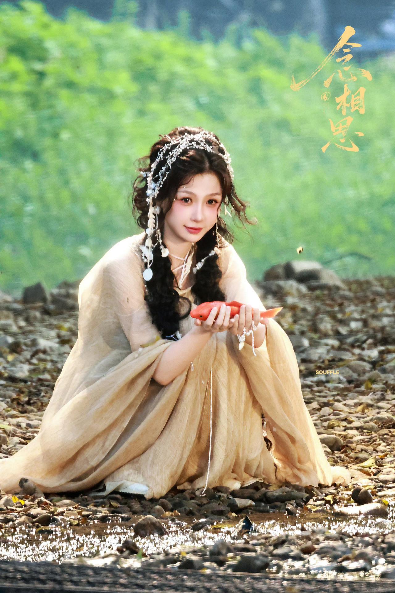 好好的古装剧正在拍摄，突然爆出《念相思》疑似停拍，男女主闹矛盾的网传消息。短短半