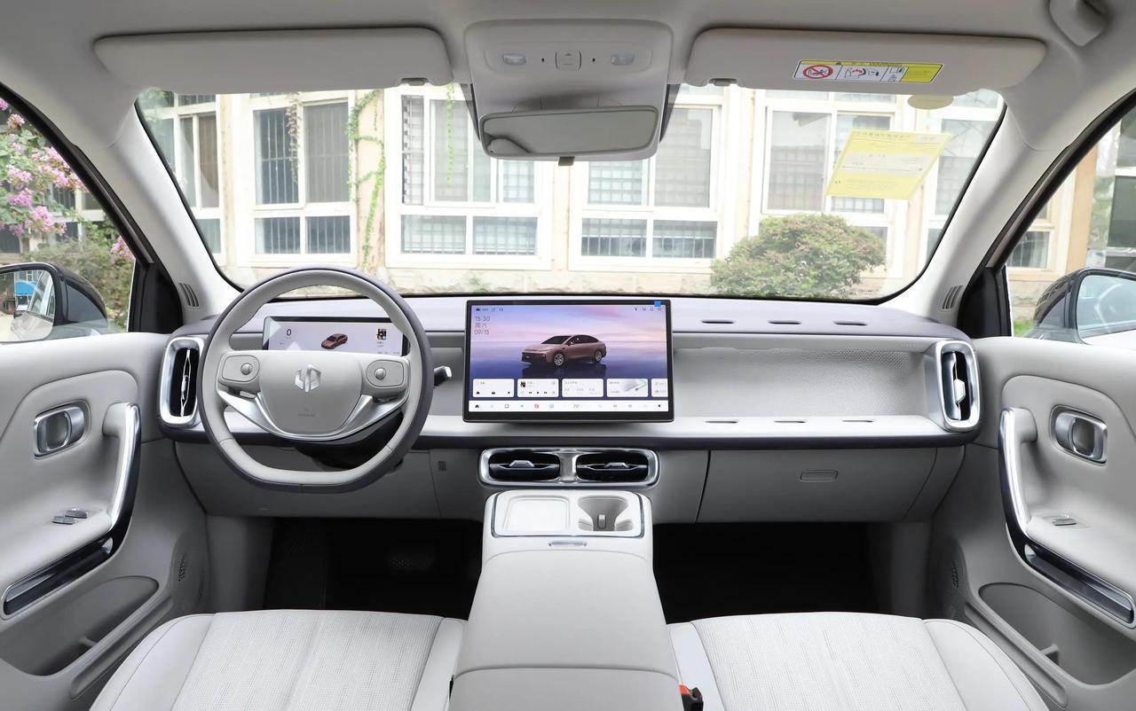 我承认，我买车那会儿看了一礼拜参数表，最后打动我的是一句话——“这后排能放下两个