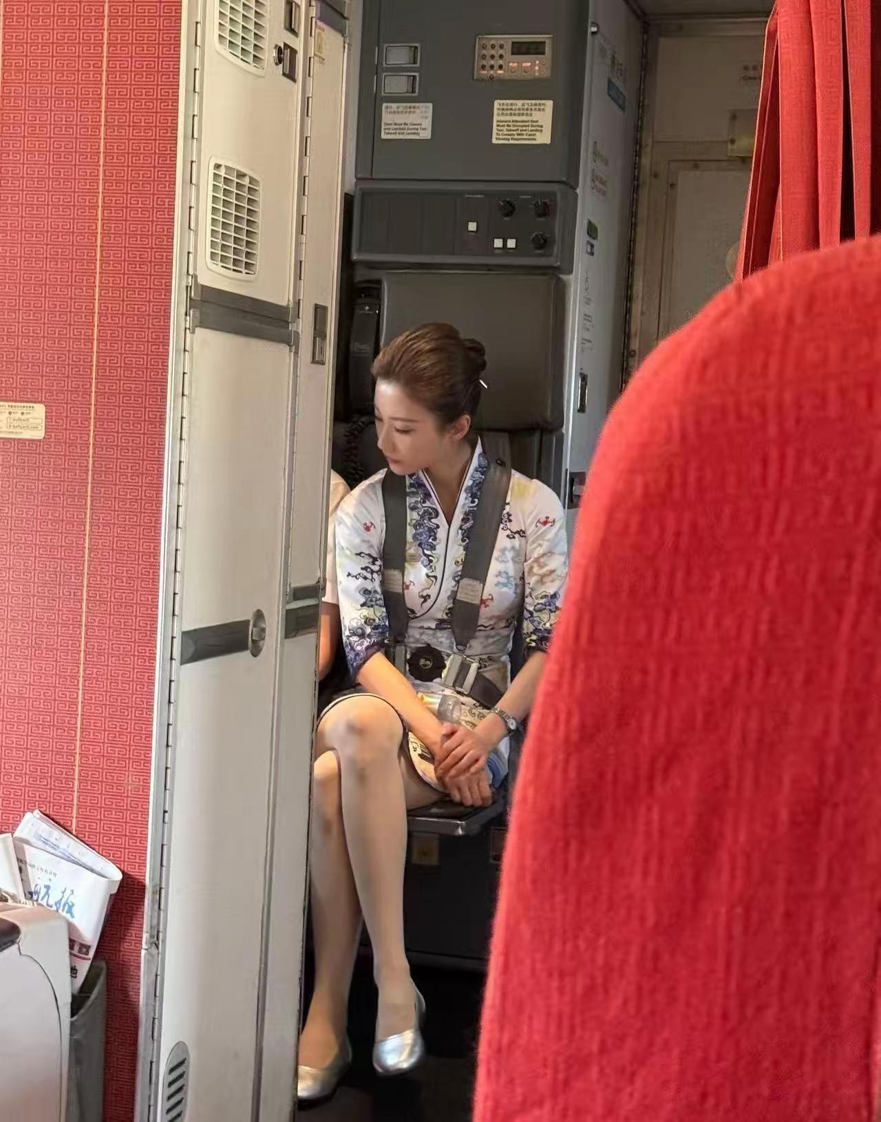 无意间看到的，不懂就问，她的膝盖怎么了？也太不小心了吧，磕得到处都是，肯定很疼吧