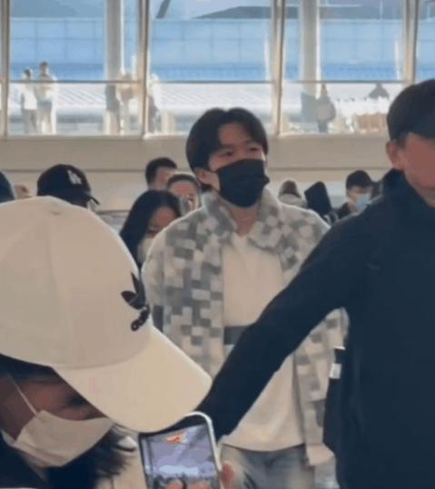 还得是作弊叔，这办法想的真好，谁也不能挨着楚钦！头头因伤退赛，应该是后背不舒服