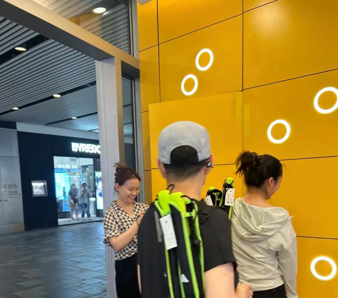 65岁宋丹丹在北京被偶遇，她穿着短裤，两条腿好白皙，状态非常好，完全不像老人。