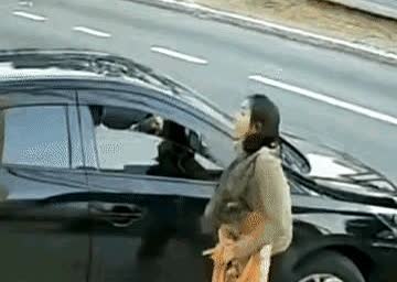 终于瞧见了，还有嫌命长之人！视频里女子正走着路，黑色轿车突然横在面前。