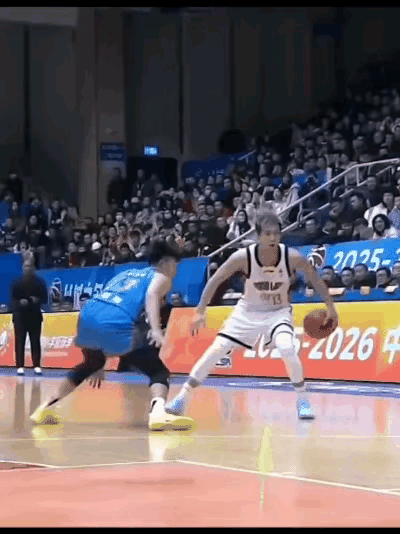 就这种风气，吃T都要指责裁判员，整个裁判都是如此！郭艾伦这个动作，简单的吃T有点