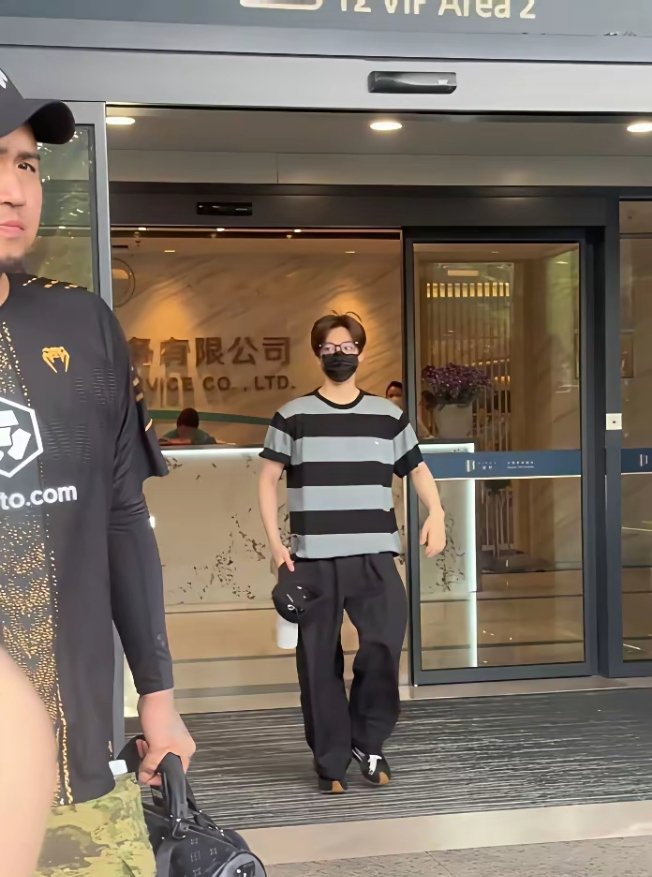 侯明昊刚下《歌手》台，连夜飞宁波进组《长生骨》。粉丝直接炸了。工作室六月行程白纸