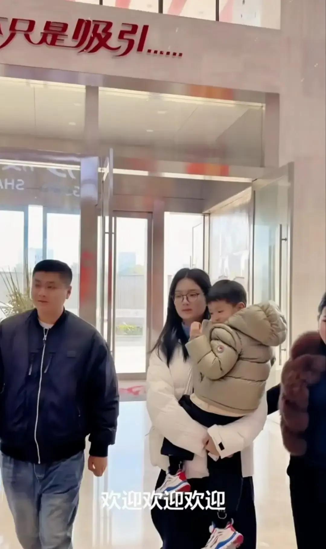 失散27年的双胞胎哥哥今天拖家带口冲进浪莎总部，跟董事长握手那一下，像把前半生的