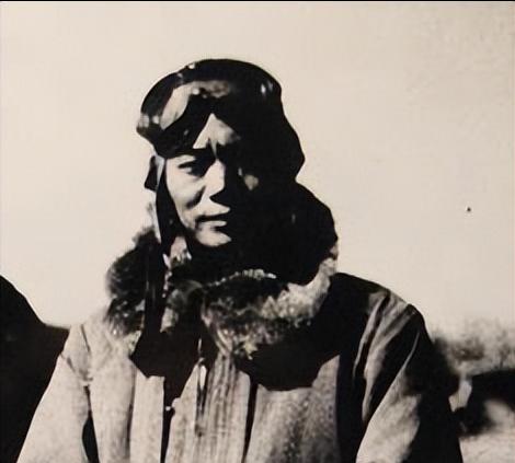 1945年，日本空军大队300多人被八路军俘虏，一个少佐大胆指着东北民主联军参谋