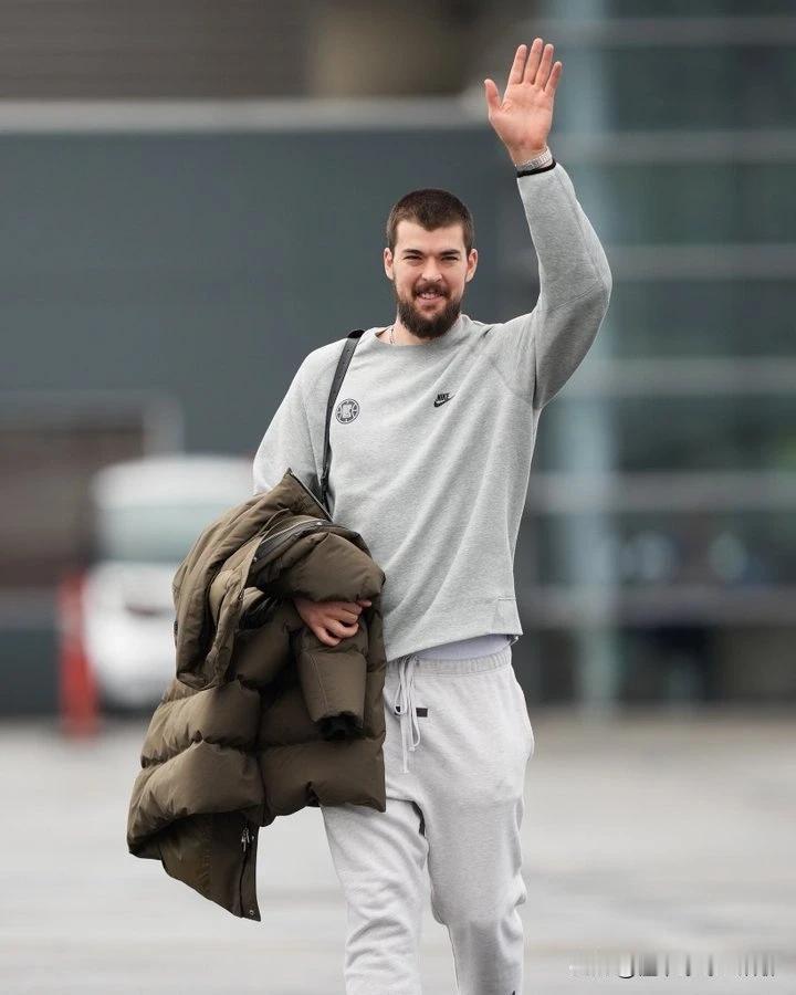 绿军跟步行者有意祖巴茨，他能给快船换来谁？你想要的人家肯定不给，能给的估计又是一