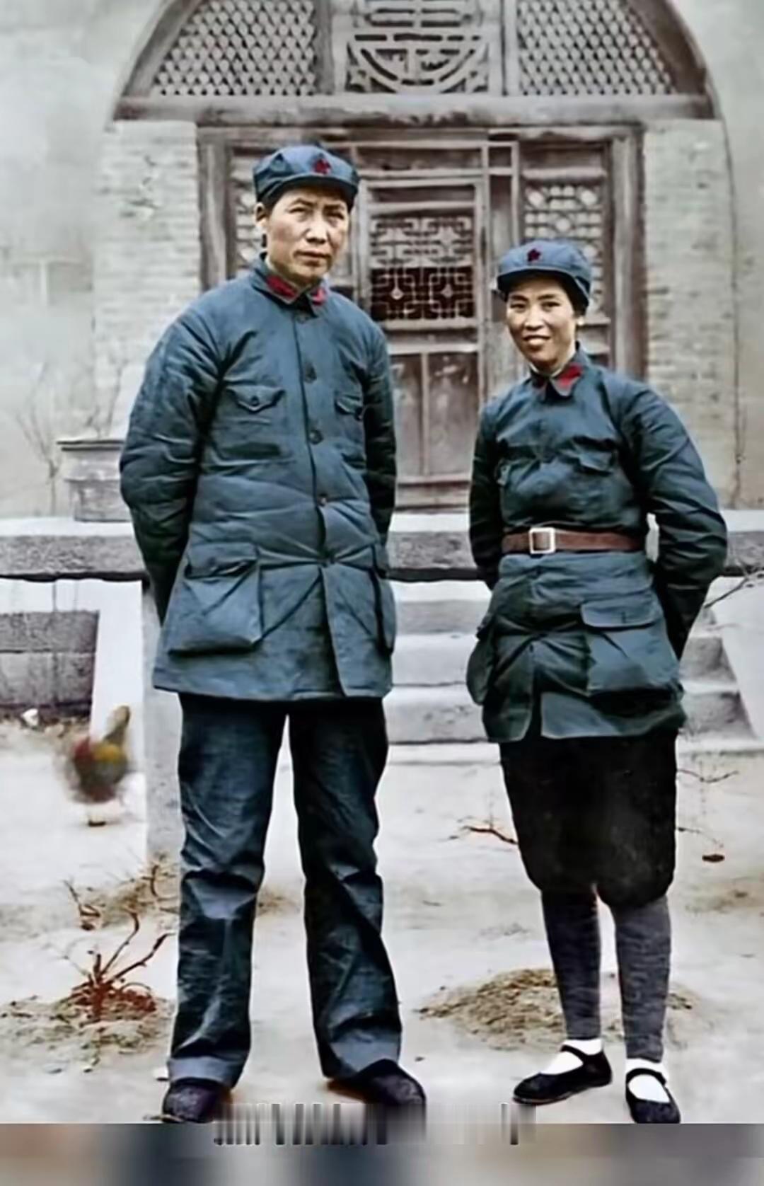 1937年，穿军装的贺子珍与毛主席在延安窑洞的合影，当时延安生活很艰苦，她原名桂