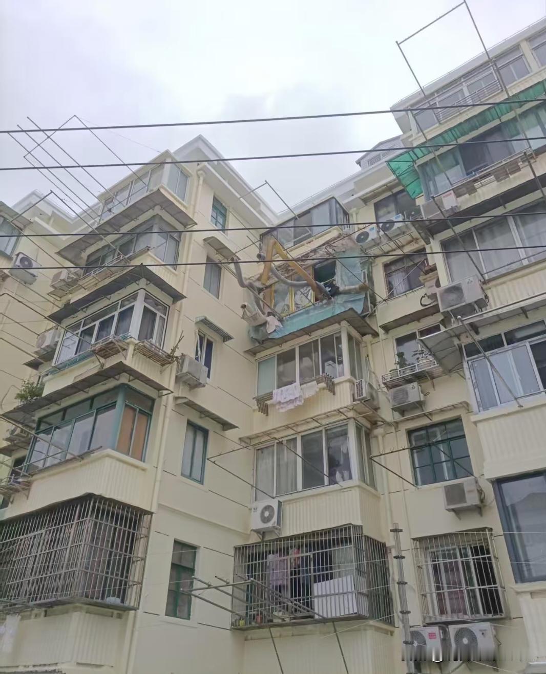 很好奇隔壁小区五楼的居民家，伸出来的五根管子是干什么用的？