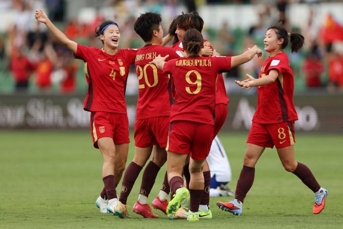 这个半场，中国女足是占优的原因就是一个，很简单，我们的技术更好。张艳琳的