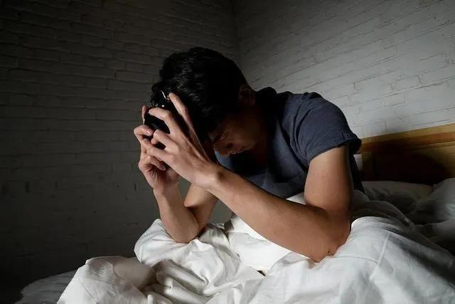 睡觉时总在凌晨3、4点醒来，提醒：一般暗示5大疾病，别再大意了不少人经常凌晨