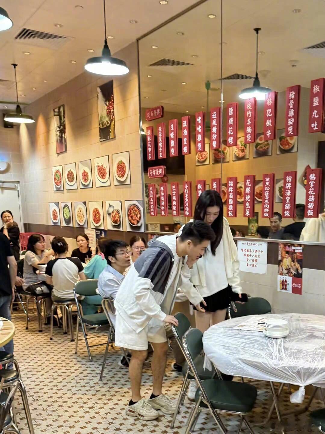 何猷君给奚梦瑶拉餐椅网友在澳门偶遇何猷君奚梦瑶吃饭，何猷君贴心给奚梦瑶拉餐椅，