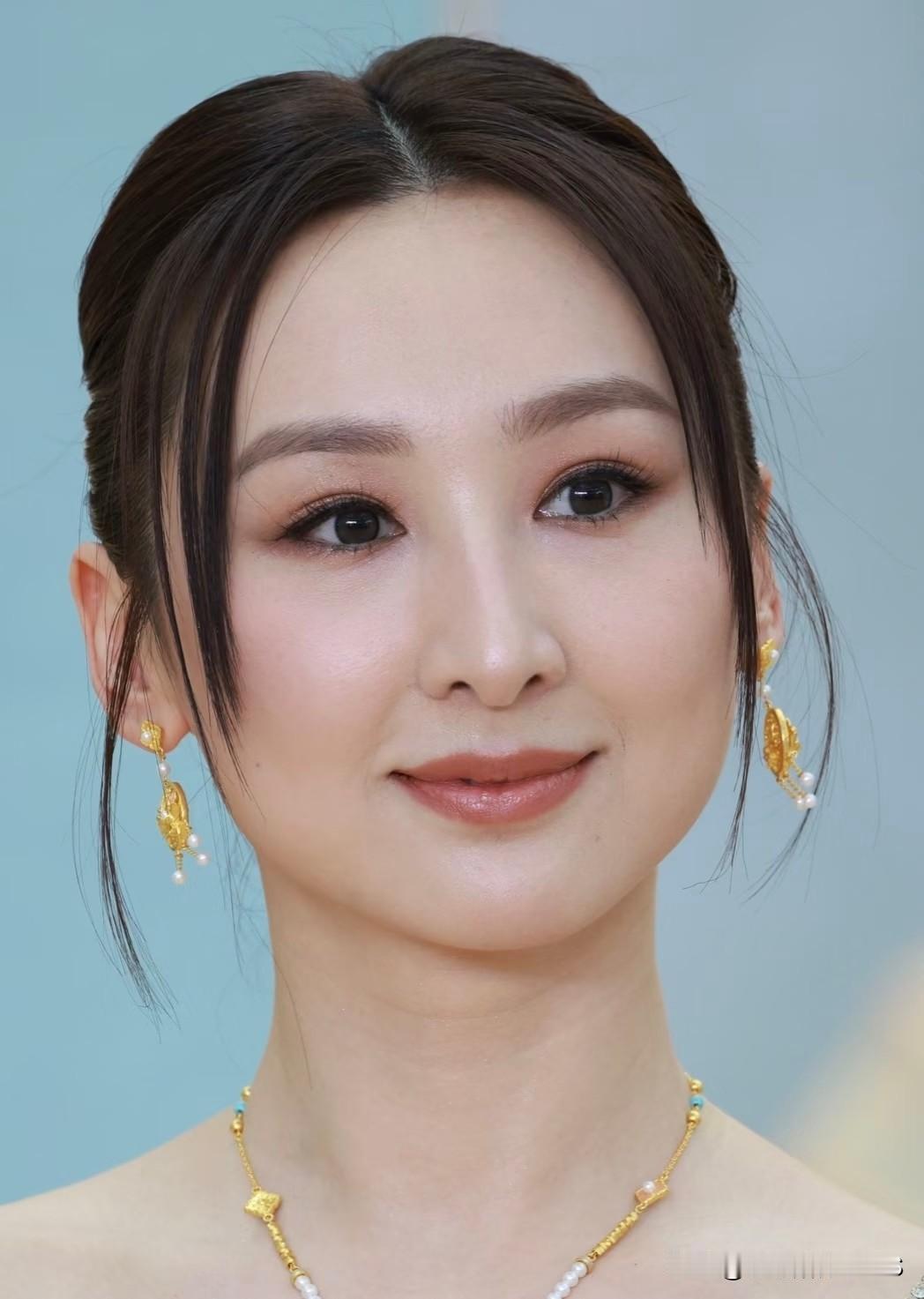 高海宁着实是明艳型美人！皮肤红润且透亮，身材管理极为用心，就连细节之处都精致得恰