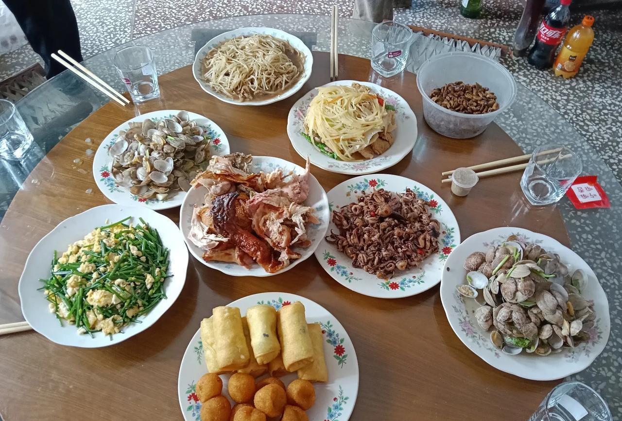 孩子马上就要开学了，开学后就要上省外上大学了。昨天趁着有空都在家歇着，买了几个菜