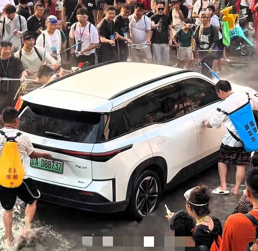 泼水节拉车门重点人员该管管啦。。。。4月14日，魏先生一家四口自驾途经景洪市