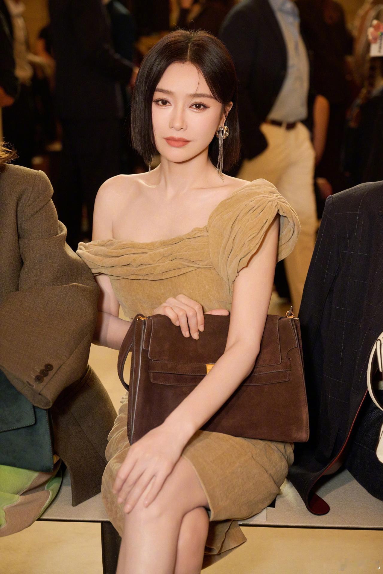 秦小姐美得不要不要的[害羞]秦岚娱乐