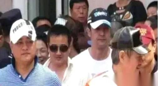 赵本山一个电话打过去，那边就三个字：“交给我。”然后，长春那边剑拔弩张要动手的