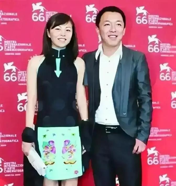 小S当众问黄渤：“听说林志玲跟你拍完吻戏，回家就吐了？”全场瞬间凝固。所有