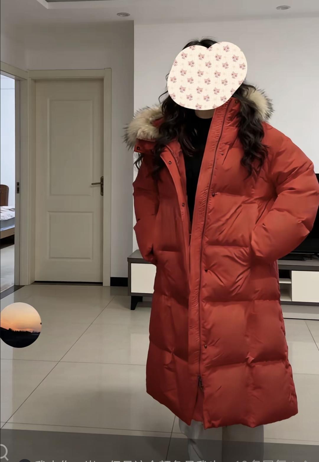 快过年了。一个54岁的阿姨，平时穿衣服就喜欢黑白灰，结果她老公送了件大红长款羽绒