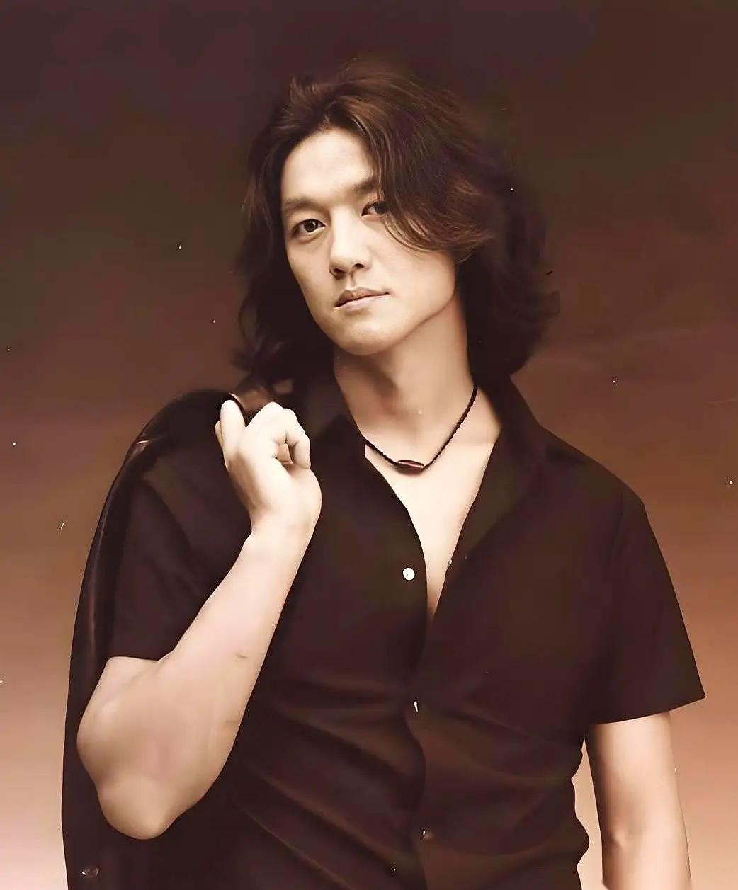 李亚鹏从中戏毕业那天，毕业证、学位证，一个都没拿到。不是因为挂科，是因为一顿拳