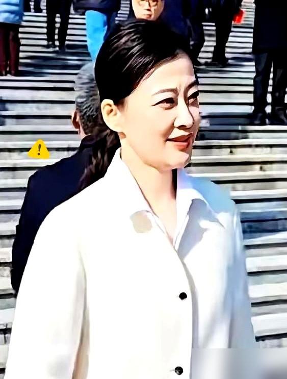 51岁梅婷这鞋，把人民大会堂踩懵了！人民大会堂里，2000多人眼珠子都看直